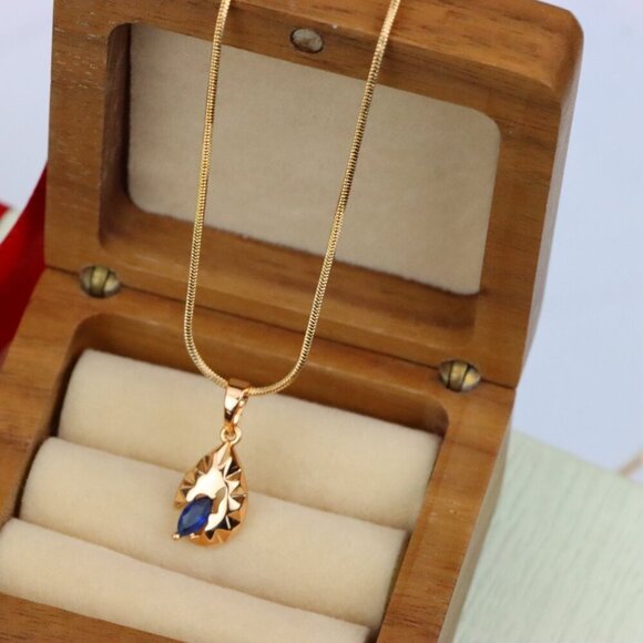 "Teardrop Blue Stone Pendant with Textured Gold Plated Leaf Design, XPPT1721 - Picture 10 of 13